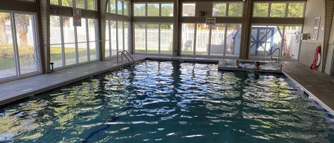 Alberca techada y alberca al aire libre