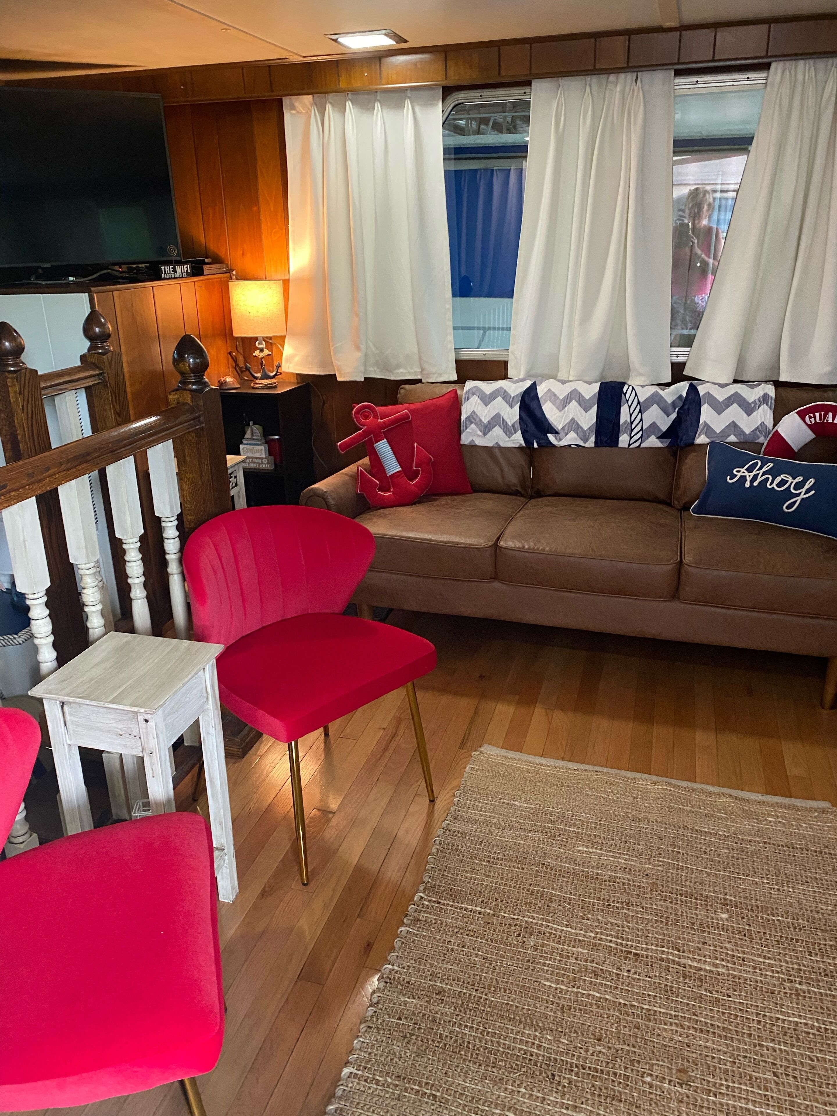 Smart-TV, Bücher, Stereoanlage