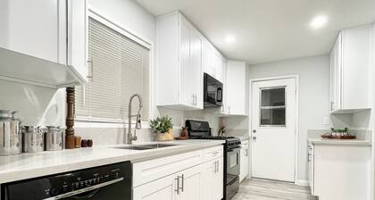 3BR/2BA Near the BLVD - Parking, Laundry, Sleep 10