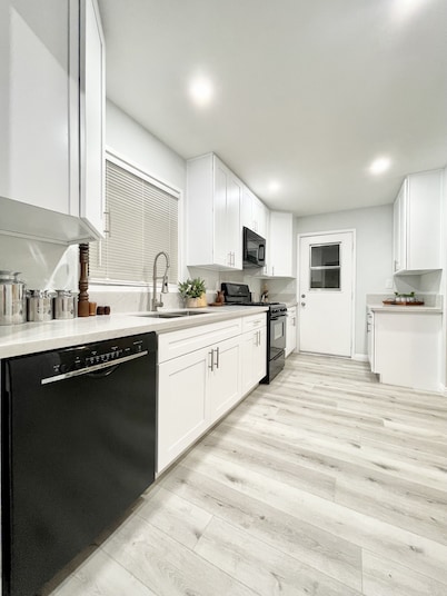 3BR/2BA Near the BLVD - Parking, Laundry, Sleep 10