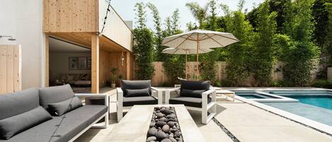 Een buitenzwembad, een verwarmd zwembad