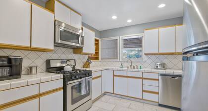 Downtown home w/private hot tub, pool table, gas grill, W/D, AC