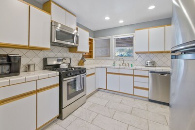 Downtown home w/private hot tub, pool table, gas grill, W/D, AC