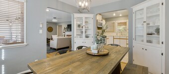 Downtown home w/private hot tub, pool table, gas grill, W/D, AC