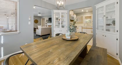 Downtown home w/private hot tub, pool table, gas grill, W/D, AC