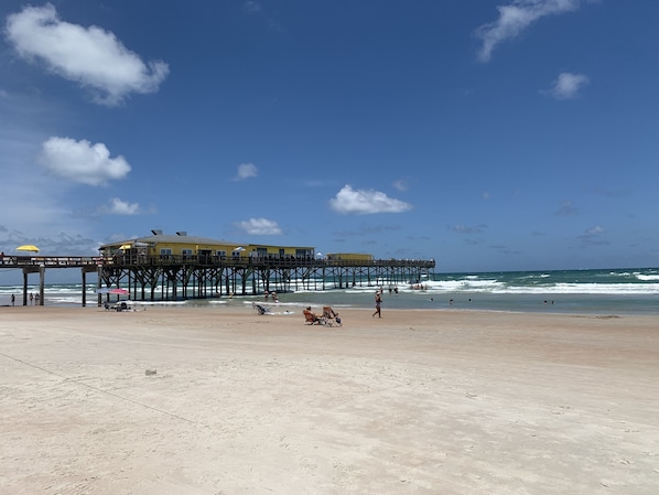En la playa, camastros y toallas de playa