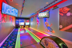 Games room - Bowling, Sports-themed, Private Pool, 1GB Wi Fi, video wall TV, sleeps 40 (Kissimmee)