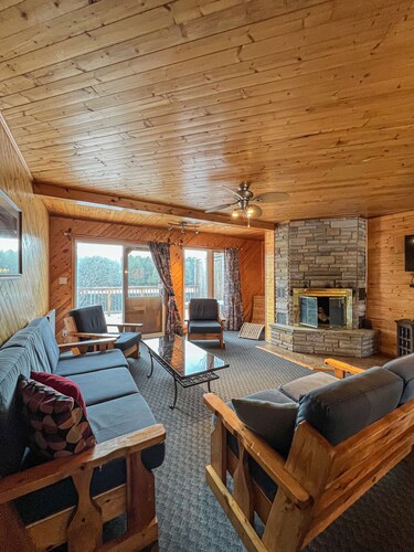 Ahmic Lake Resort's 3-Bedroom Cottage (Red Fox Cottage)