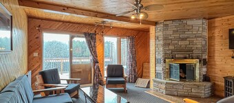 Ahmic Lake Resort's 3-Bedroom Cottage (Red Fox Cottage)
