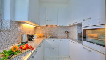 Kühlschrank, Mikrowelle, Ofen, Herdplatte