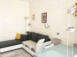 Appartamento, letti multipli | 3 camere, ferro/asse da stiro, Wi-Fi gratuito, lenzuola