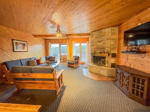 Ahmic Lake Resort's 3-Bedroom Cottage (Moose Cottage)