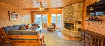 Ahmic Lake Resort's 3-Bedroom Cottage (Moose Cottage)
