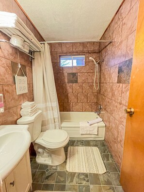 Combined shower/bathtub, hair dryer, towels, soap - Ahmic Lake Resort's 3-Bedroom Cottage (Moose Cottage) (Magnetawan)