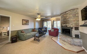 Televisie en een open haard