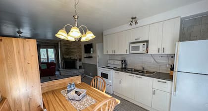 Ahmic Lake Resort's 2-Bedroom Cottage (Chipmunk Cottage)