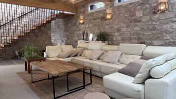 Een smart-tv en boeken