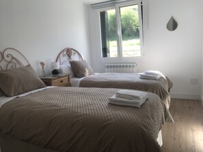 5 bedrooms, desk, iron/ironing board, travel crib - Chic cottage (Bustillo del Páramo)