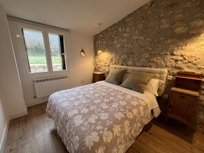 5 bedrooms, desk, iron/ironing board, travel cot - Chic cottage (Bustillo del Páramo)