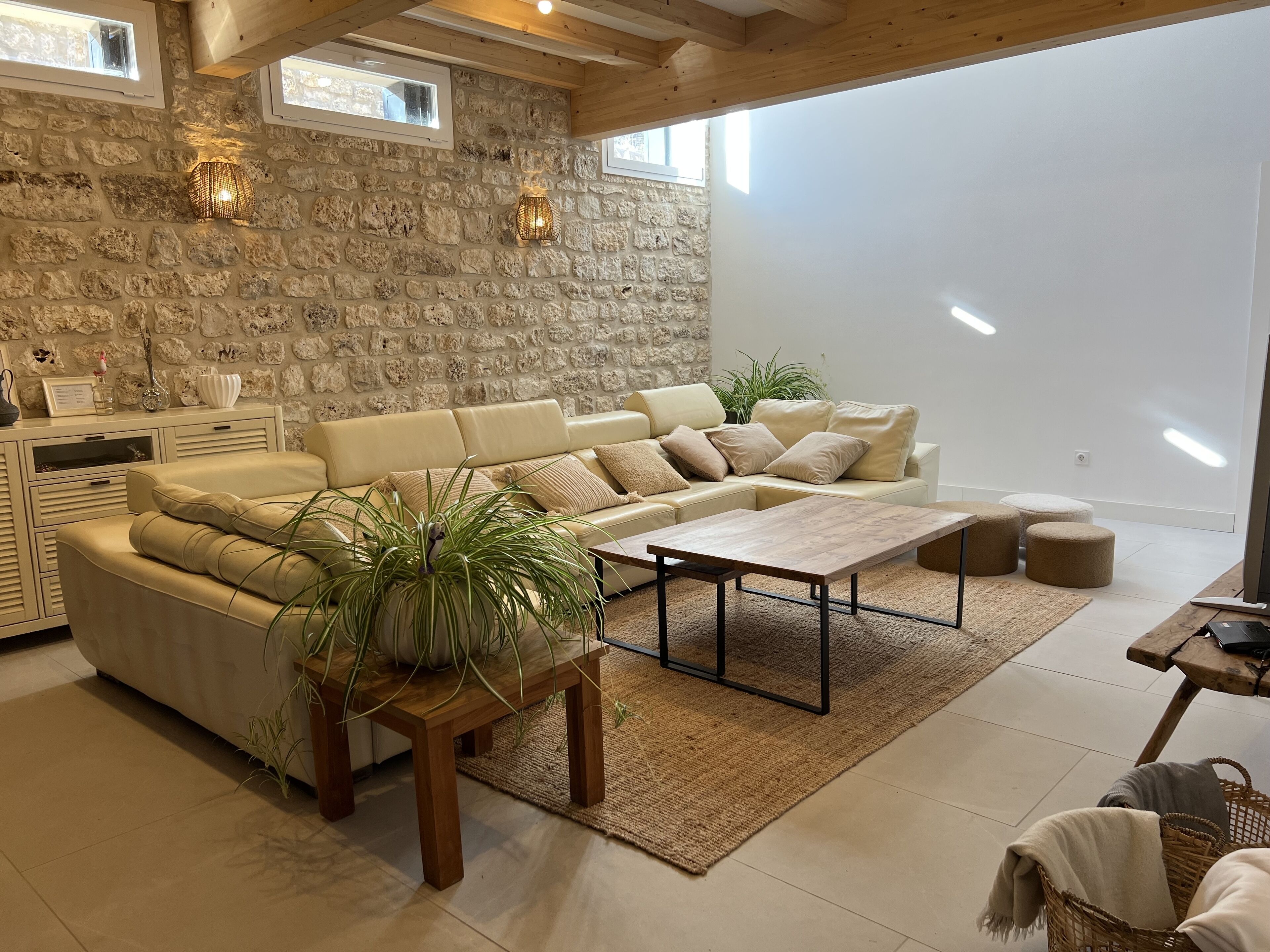 Een smart-tv en boeken