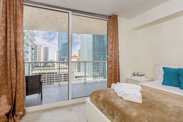 1 habitación, tabla de planchar con plancha y cuna de viaje 