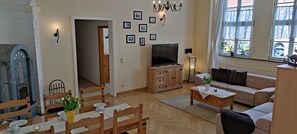 Een televisie en een open haard