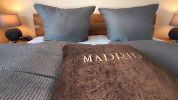 2 bedrooms, iron/ironing board, internet, bed sheets