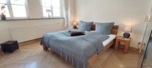 2 slaapkamers, een strijkplank/strijkijzer, internet, beddengoed