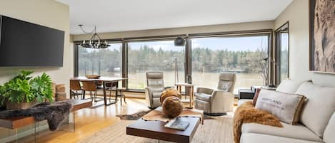 Smart TV, fireplace