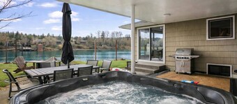 Magnificent Home on Banks of the Willamette River, Hot Tub, Fire-Pit, Cornhole, 9 Miles to Downtown