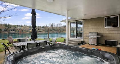 Magnificent Home on Banks of the Willamette River, Hot Tub, Fire-Pit, Cornhole, 9 Miles to Downtown