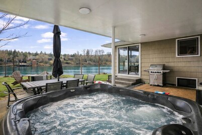Magnificent Home on Banks of the Willamette River, Hot Tub, Fire-Pit, Cornhole, 9 Miles to Downtown