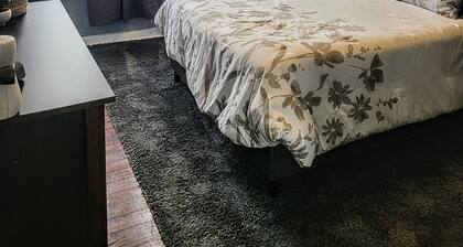 Bright & Cozy, near downtown & hiking trails