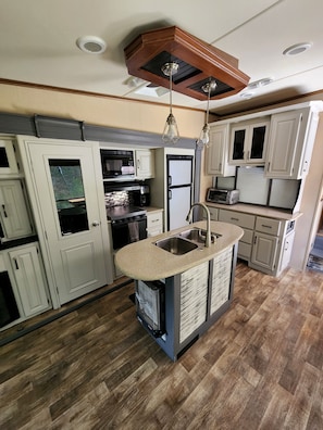 Jääkaappi, mikroaaltouuni, uuni, liesi