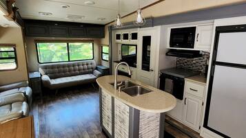 Refrigerador, microondas, horno y parrilla de estufa