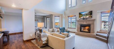 智能电视、壁炉、桌上足球、乒乓球