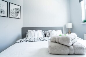 2 bedrooms, desk, iron/ironing board, WiFi