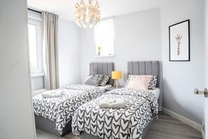 2 soverom, skrivebord, strykejern/-brett og wi-fi