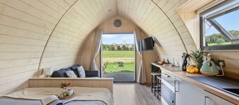 The Nave, Cathedral View -  Hot Tub - Free Parking & WiFi- Pet Welcome