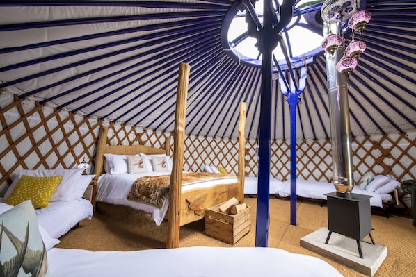 1 bedroom, travel crib, internet, bed sheets