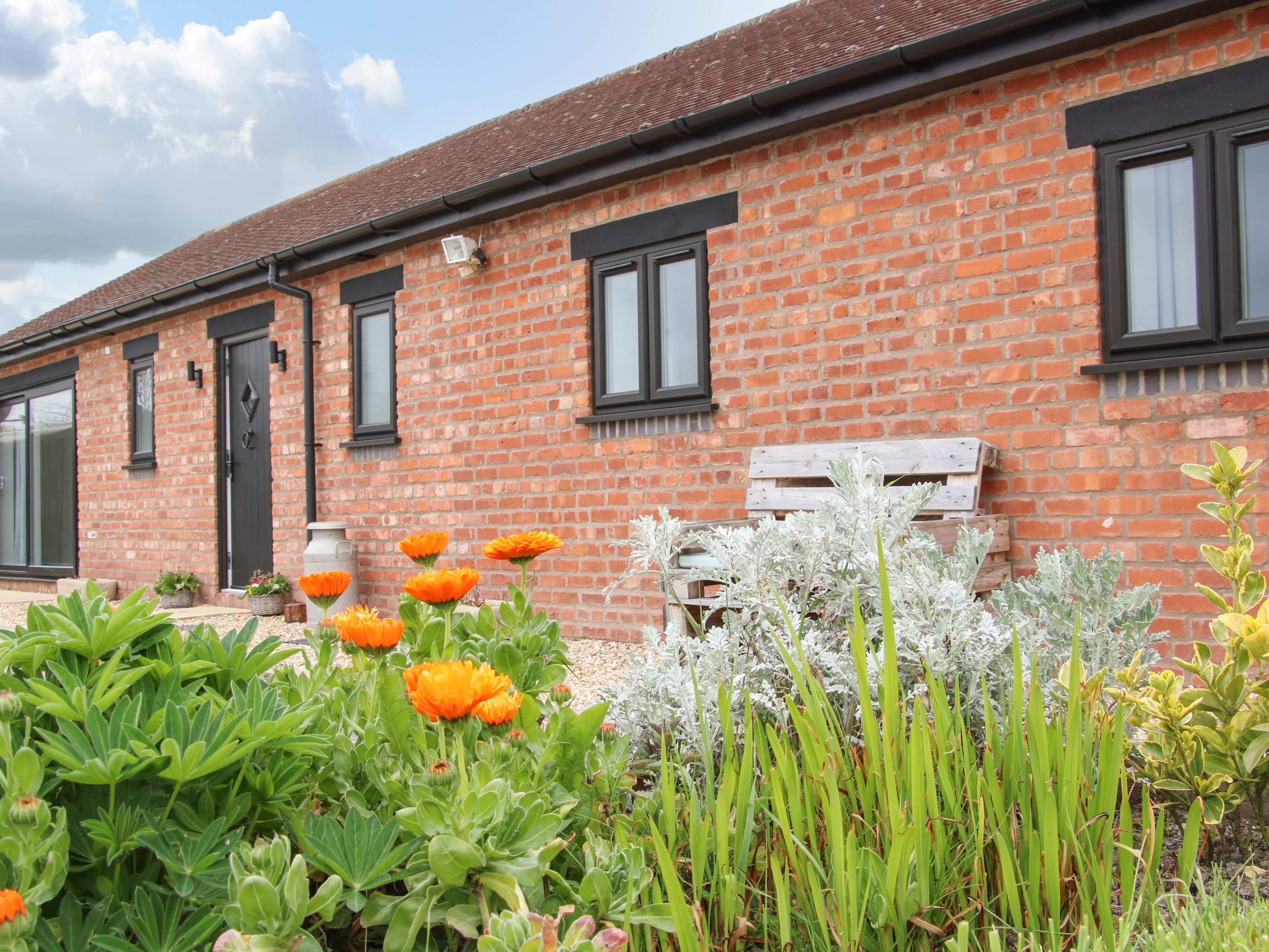 LINDENS BARN, romantic, character holiday cottage in Minsterley