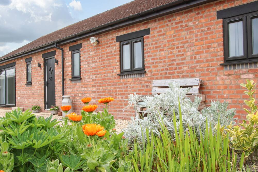 LINDENS BARN, romantic, character holiday cottage in Minsterley