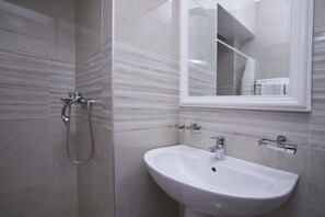 Standard Studio | Bathroom | Shower, hair dryer, towels - Helena Apartments (Budva)
