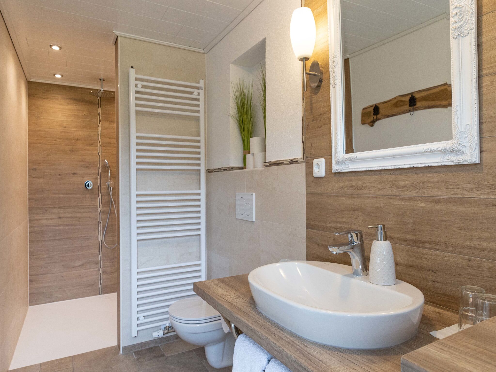 Dusche, Haartrockner, Handtücher