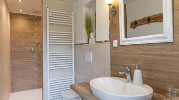 Dusche, Haartrockner, Handtücher