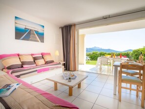 تلفزيون بشاشة مسطحة