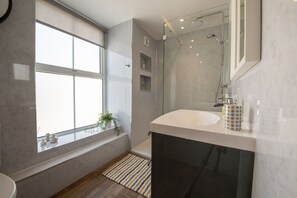 Shower, rainfall showerhead, hair dryer, towels - Brook House, Askrigg, Yorkshire Dales (Askrigg,)