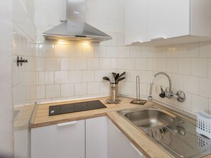 Réfrigérateur, four à micro-ondes, vaisselle et ustensiles