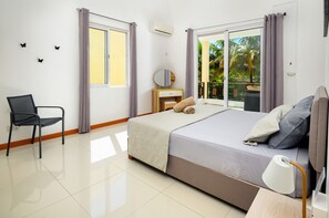 4 makuuhuonetta, tallelokero huoneessa, silitysrauta/-lauta