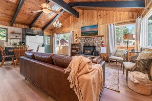 Una Smart TV, una chimenea